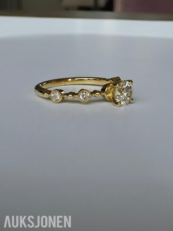 0.60CT DIAMANTRING I 14K GULL. NATURLIGE DIAMANTER! TAKSTBREV OG SERTIFIKAT!