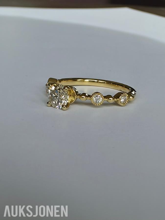 0.60CT DIAMANTRING I 14K GULL. NATURLIGE DIAMANTER! TAKSTBREV OG SERTIFIKAT!