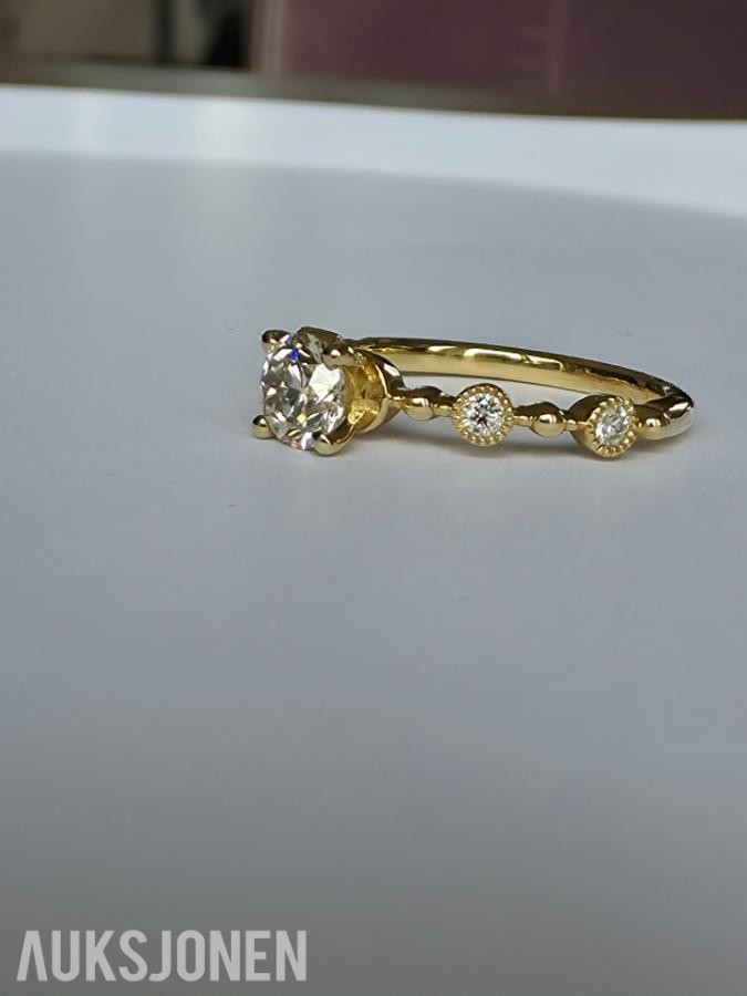 0.60CT DIAMANTRING I 14K GULL. NATURLIGE DIAMANTER! TAKSTBREV OG SERTIFIKAT!