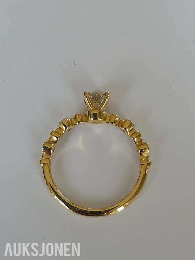 0.60CT DIAMANTRING I 14K GULL. NATURLIGE DIAMANTER! TAKSTBREV OG SERTIFIKAT!