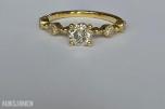 0.60CT DIAMANTRING I 14K GULL. NATURLIGE DIAMANTER! TAKSTBREV OG SERTIFIKAT!
