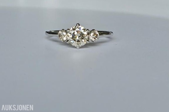 0.79CT 3-STENS DIAMANTRING I 14K GULL. NATURLIGE DIAMANTER! TAKSTBREV OG SERTIFIKAT!