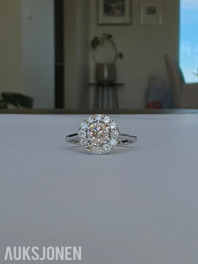 0.88CT DIAMANTRING I 14K GULL. NATURLIGE DIAMANTER! TAKSTBREV OG SERTIFIKAT!