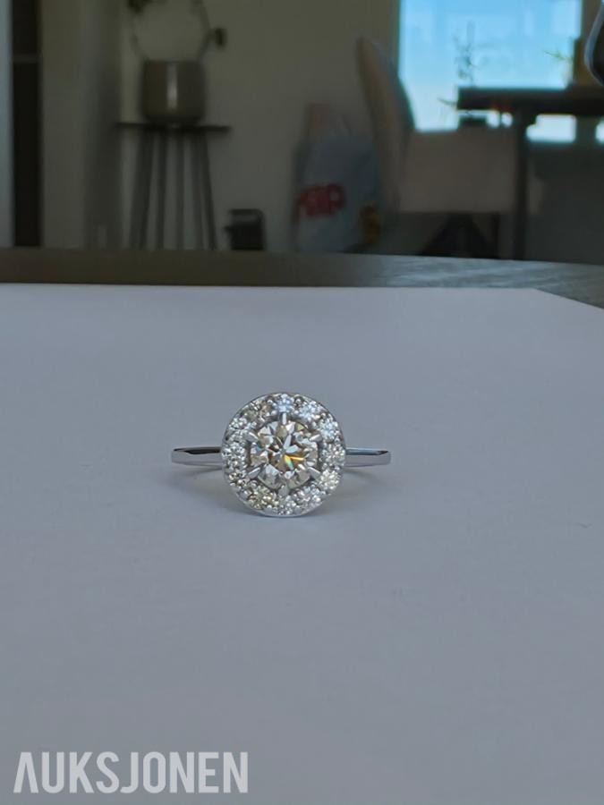 0.88CT DIAMANTRING I 14K GULL. NATURLIGE DIAMANTER! TAKSTBREV OG SERTIFIKAT!