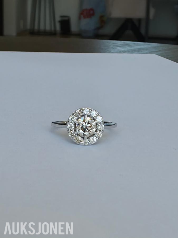 0.88CT DIAMANTRING I 14K GULL. NATURLIGE DIAMANTER! TAKSTBREV OG SERTIFIKAT!
