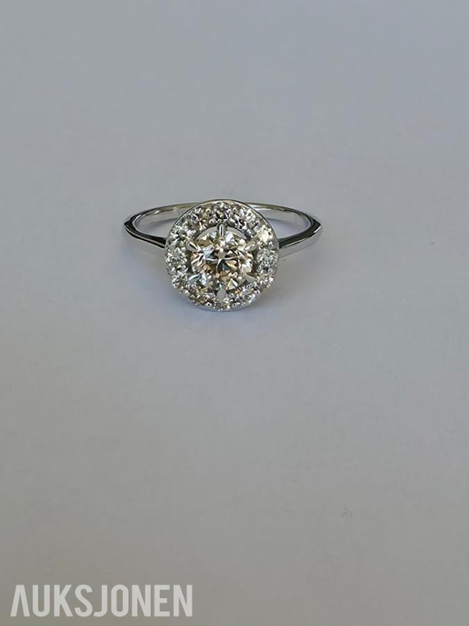0.88CT DIAMANTRING I 14K GULL. NATURLIGE DIAMANTER! TAKSTBREV OG SERTIFIKAT!