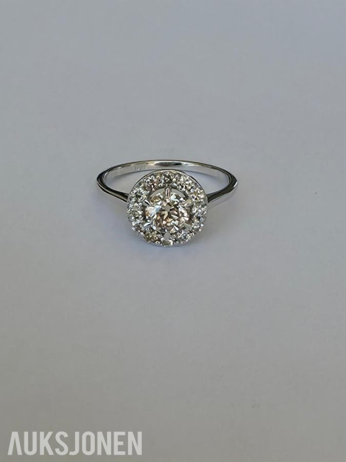 0.88CT DIAMANTRING I 14K GULL. NATURLIGE DIAMANTER! TAKSTBREV OG SERTIFIKAT!