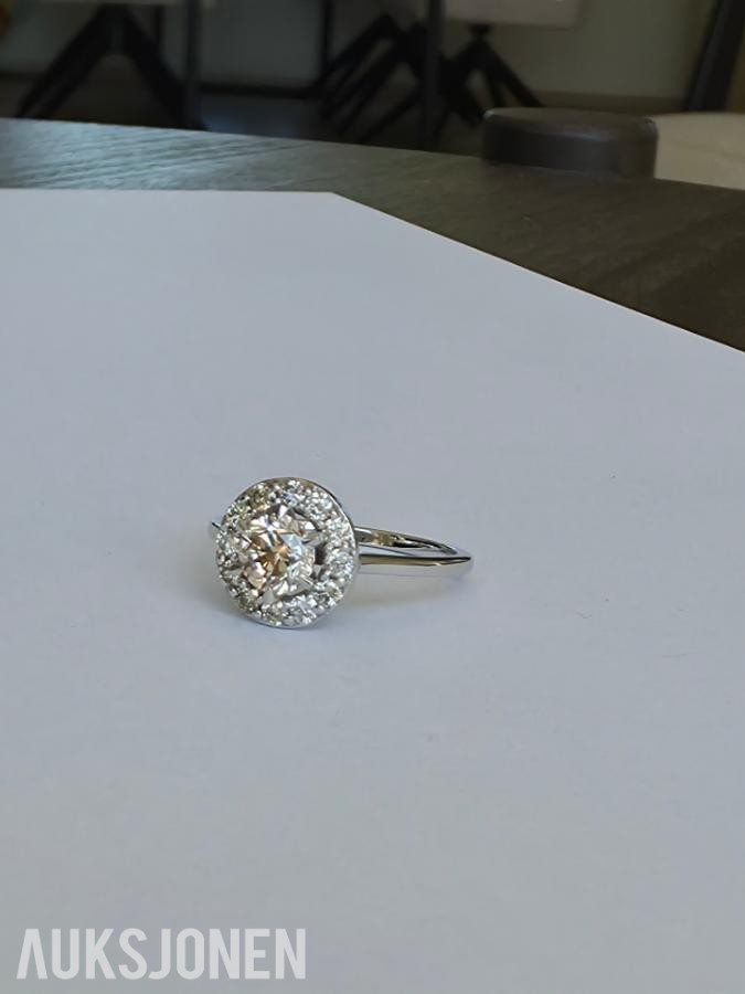 0.88CT DIAMANTRING I 14K GULL. NATURLIGE DIAMANTER! TAKSTBREV OG SERTIFIKAT!