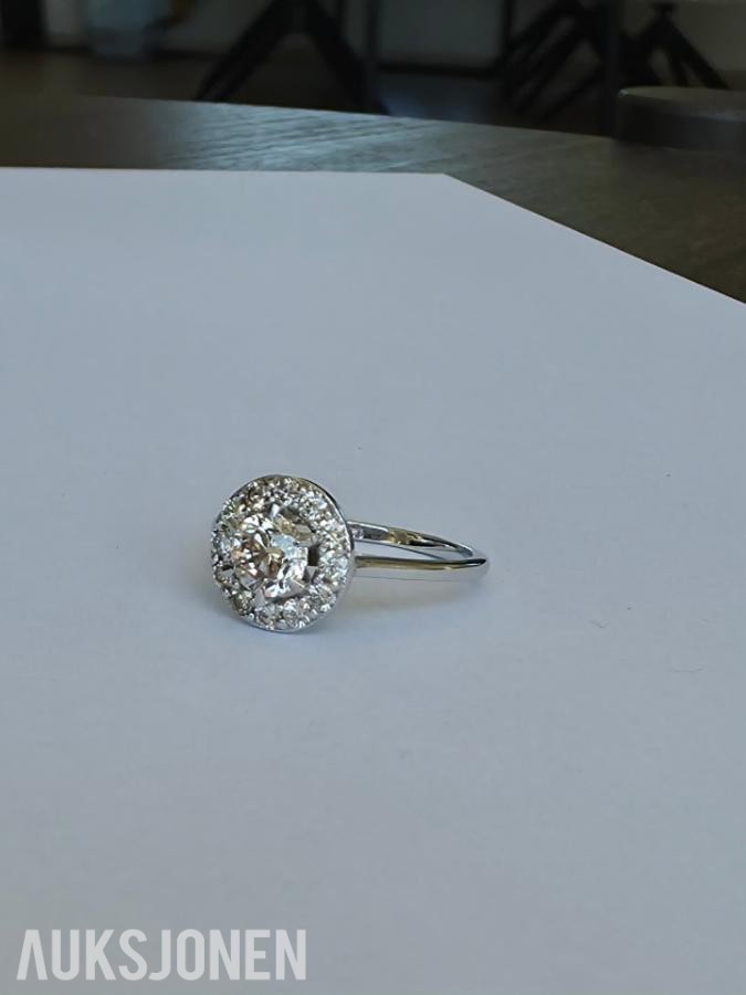 0.88CT DIAMANTRING I 14K GULL. NATURLIGE DIAMANTER! TAKSTBREV OG SERTIFIKAT!