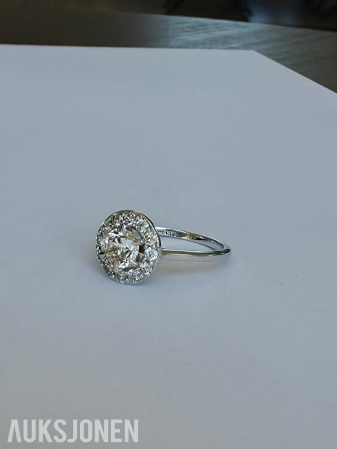 0.88CT DIAMANTRING I 14K GULL. NATURLIGE DIAMANTER! TAKSTBREV OG SERTIFIKAT!