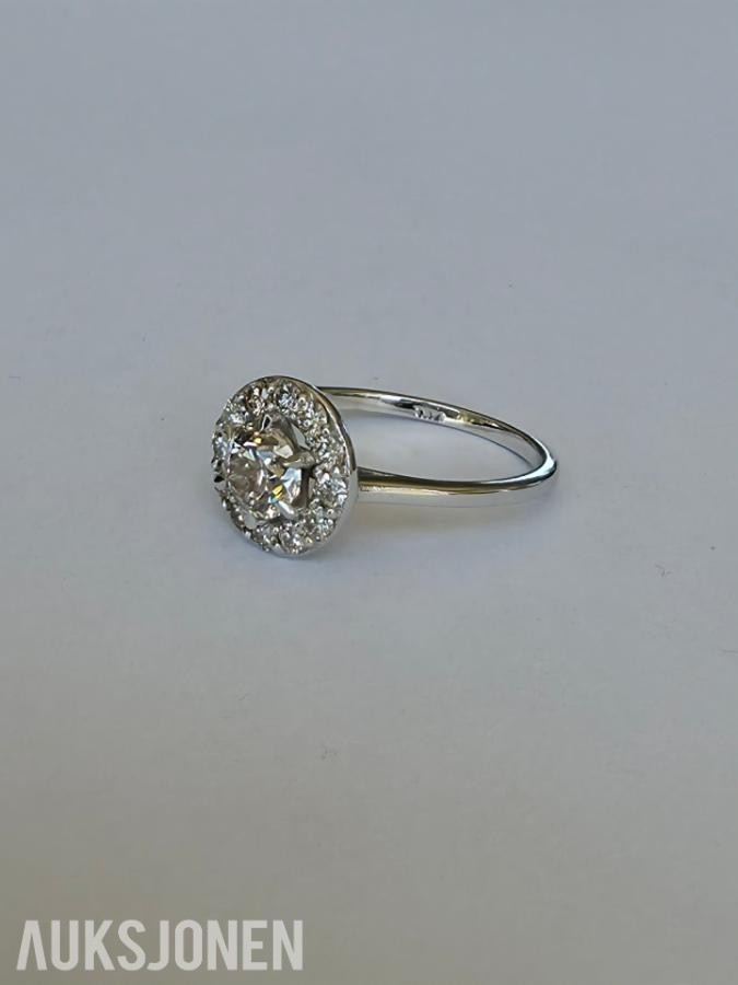 0.88CT DIAMANTRING I 14K GULL. NATURLIGE DIAMANTER! TAKSTBREV OG SERTIFIKAT!