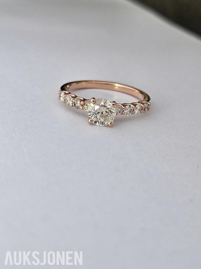 1.02CT DIAMANTRING I 14K GULL. NATURLIGE DIAMANTER! TAKSTBREV OG SERTIFIKAT!
