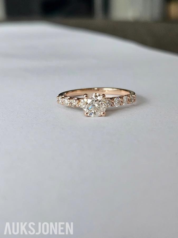 1.02CT DIAMANTRING I 14K GULL. NATURLIGE DIAMANTER! TAKSTBREV OG SERTIFIKAT!