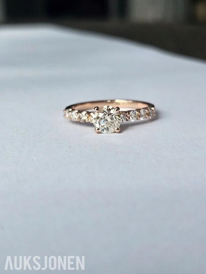 1.02CT DIAMANTRING I 14K GULL. NATURLIGE DIAMANTER! TAKSTBREV OG SERTIFIKAT!