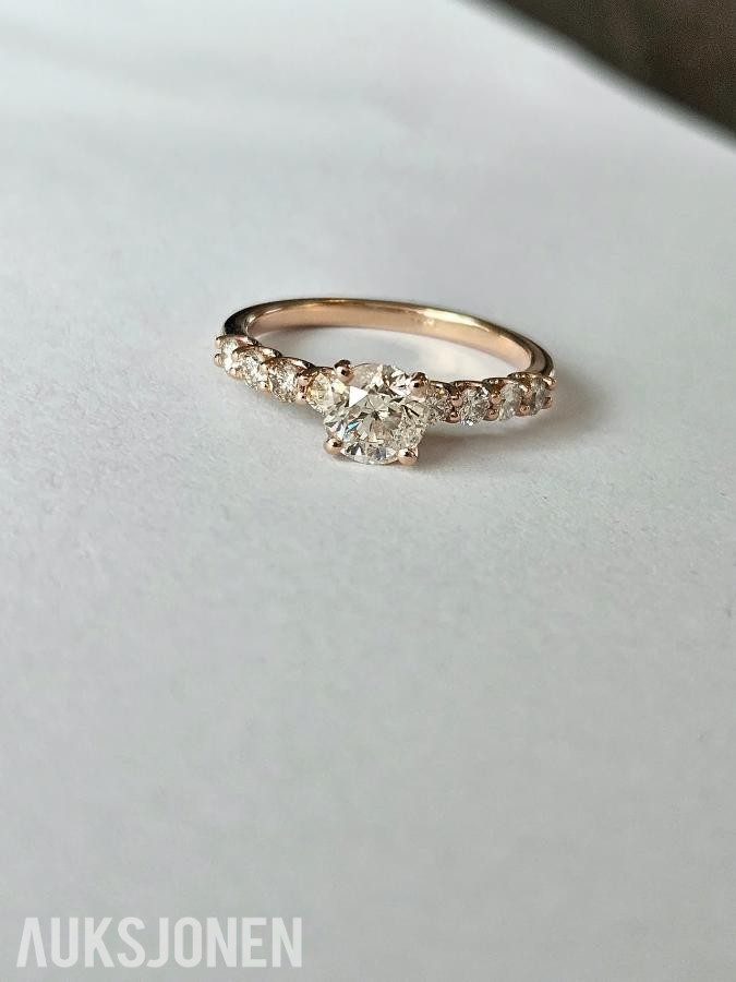 1.02CT DIAMANTRING I 14K GULL. NATURLIGE DIAMANTER! TAKSTBREV OG SERTIFIKAT!