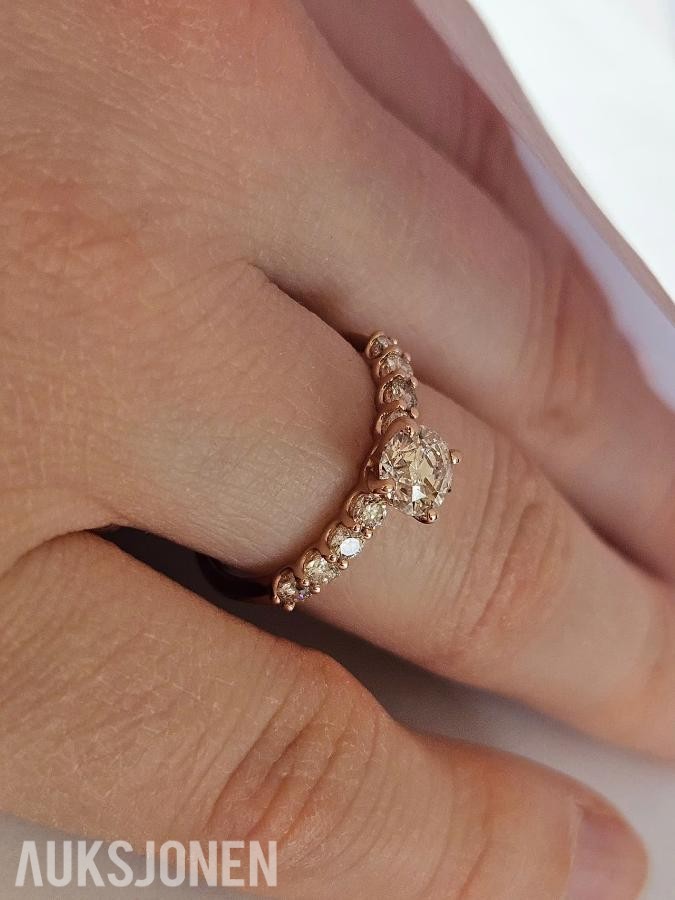 1.02CT DIAMANTRING I 14K GULL. NATURLIGE DIAMANTER! TAKSTBREV OG SERTIFIKAT!