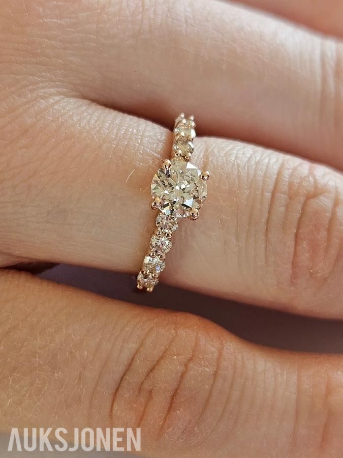 1.02CT DIAMANTRING I 14K GULL. NATURLIGE DIAMANTER! TAKSTBREV OG SERTIFIKAT!