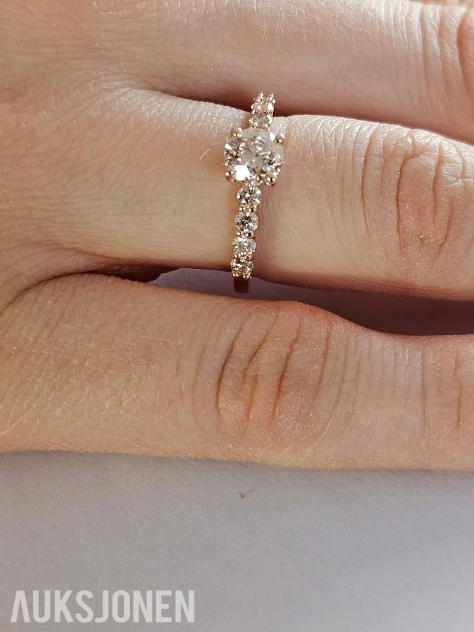 1.02CT DIAMANTRING I 14K GULL. NATURLIGE DIAMANTER! TAKSTBREV OG SERTIFIKAT!