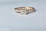 1.02CT DIAMANTRING I 14K GULL. NATURLIGE DIAMANTER! TAKSTBREV OG SERTIFIKAT!