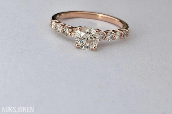 1.02CT DIAMANTRING I 14K GULL. NATURLIGE DIAMANTER! TAKSTBREV OG SERTIFIKAT!