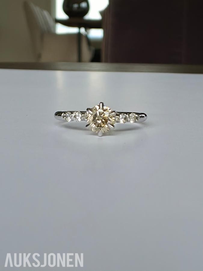 0.76CT DIAMANTRING I 14K GULL. NATURLIGE DIAMANTER! TAKSTBREV OG SERTIFIKAT!