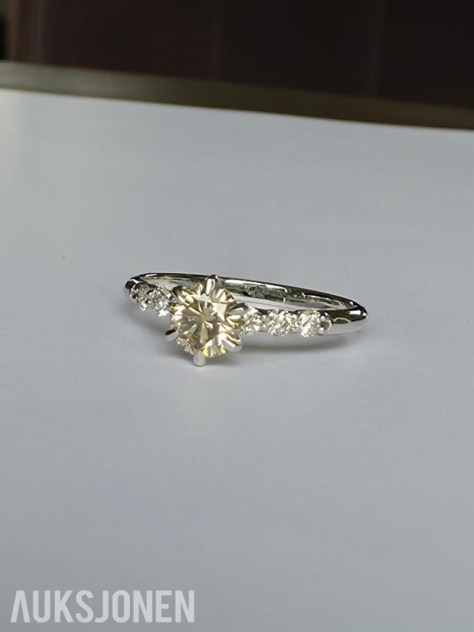 0.76CT DIAMANTRING I 14K GULL. NATURLIGE DIAMANTER! TAKSTBREV OG SERTIFIKAT!