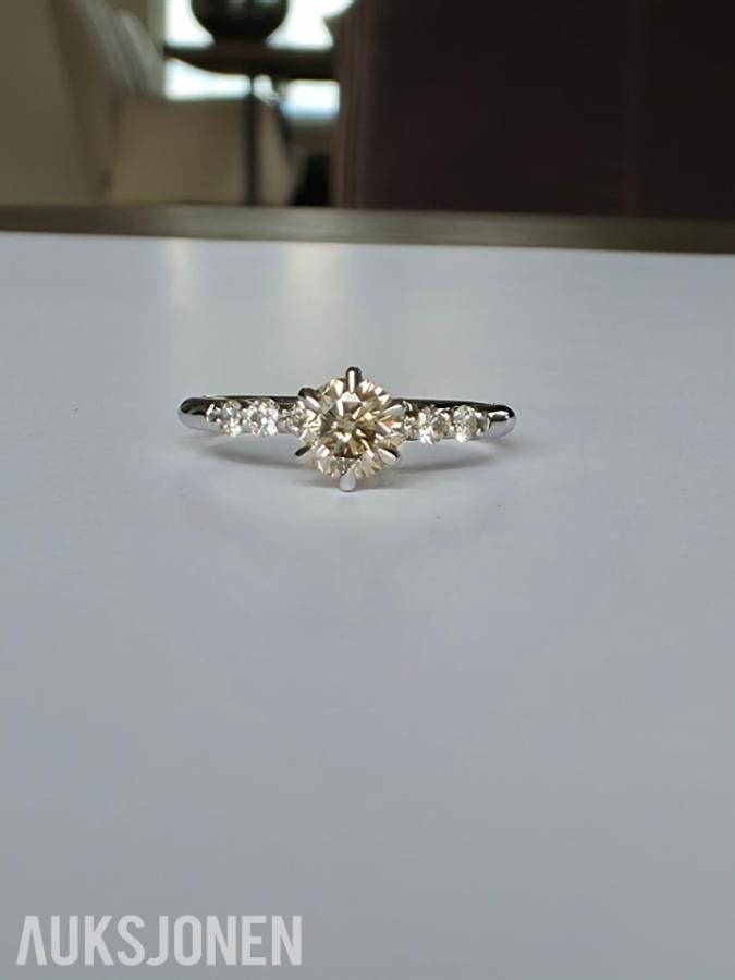 0.76CT DIAMANTRING I 14K GULL. NATURLIGE DIAMANTER! TAKSTBREV OG SERTIFIKAT!