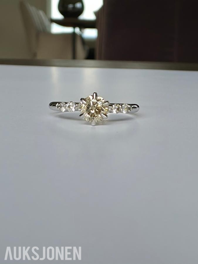 0.76CT DIAMANTRING I 14K GULL. NATURLIGE DIAMANTER! TAKSTBREV OG SERTIFIKAT!