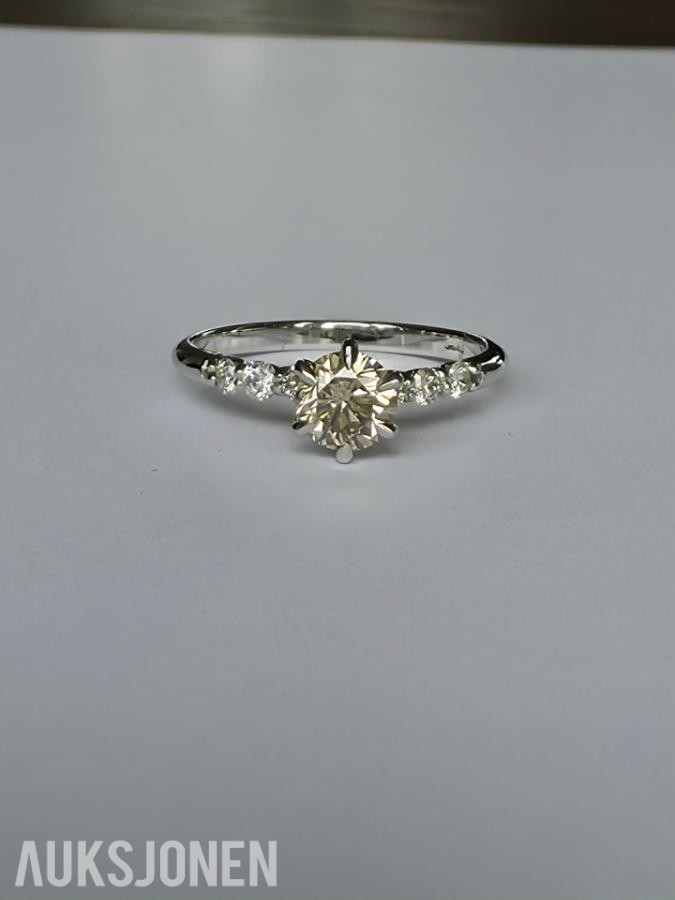 0.76CT DIAMANTRING I 14K GULL. NATURLIGE DIAMANTER! TAKSTBREV OG SERTIFIKAT!