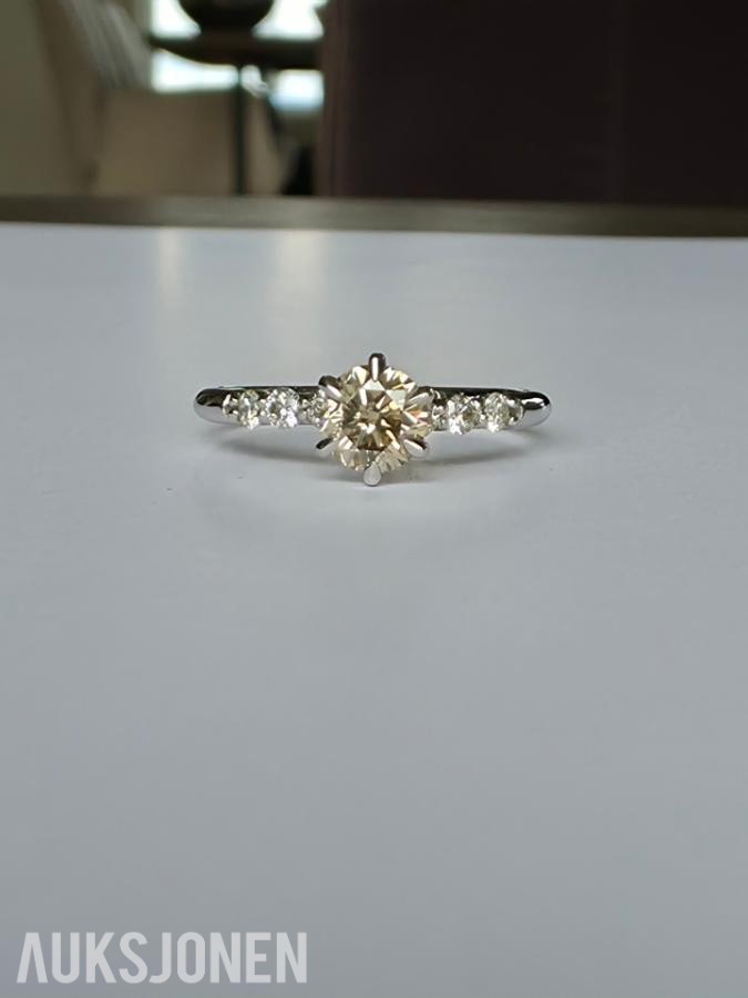 0.76CT DIAMANTRING I 14K GULL. NATURLIGE DIAMANTER! TAKSTBREV OG SERTIFIKAT!
