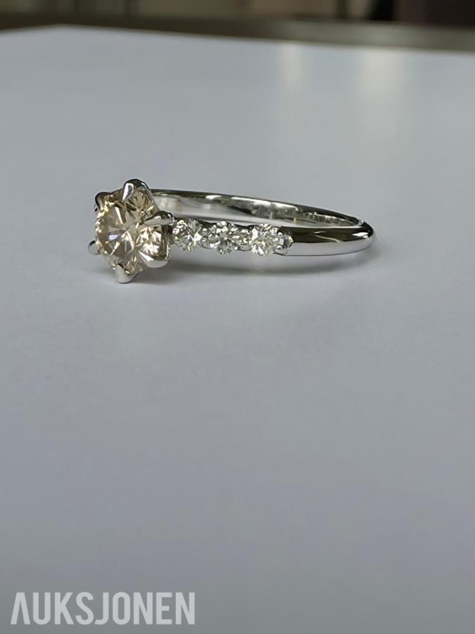 0.76CT DIAMANTRING I 14K GULL. NATURLIGE DIAMANTER! TAKSTBREV OG SERTIFIKAT!