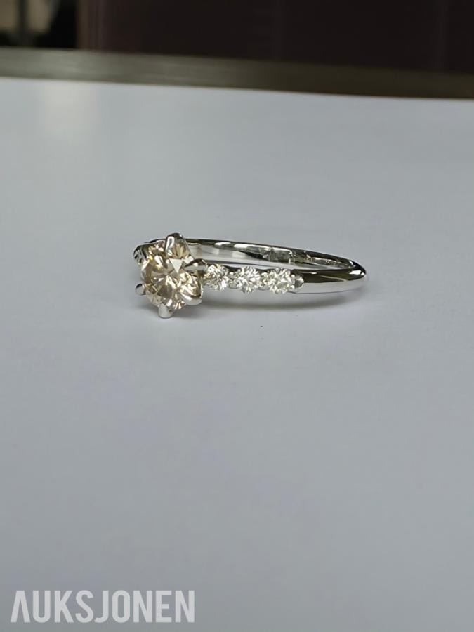 0.76CT DIAMANTRING I 14K GULL. NATURLIGE DIAMANTER! TAKSTBREV OG SERTIFIKAT!