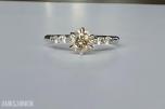 0.76CT DIAMANTRING I 14K GULL. NATURLIGE DIAMANTER! TAKSTBREV OG SERTIFIKAT!