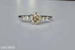 0.76CT DIAMANTRING I 14K GULL. NATURLIGE DIAMANTER! TAKSTBREV OG SERTIFIKAT!