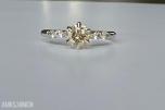 0.76CT DIAMANTRING I 14K GULL. NATURLIGE DIAMANTER! TAKSTBREV OG SERTIFIKAT!