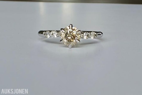 0.76CT DIAMANTRING I 14K GULL. NATURLIGE DIAMANTER! TAKSTBREV OG SERTIFIKAT!