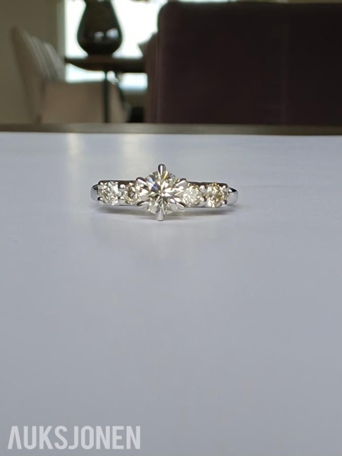 0.86CT DIAMANTRING I 14K GULL. NATURLIGE DIAMANTER! TAKSTBREV OG SERTIFIKAT!