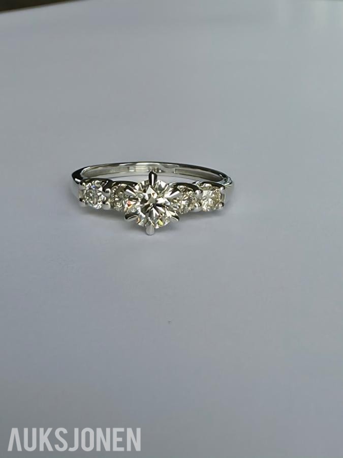 0.86CT DIAMANTRING I 14K GULL. NATURLIGE DIAMANTER! TAKSTBREV OG SERTIFIKAT!