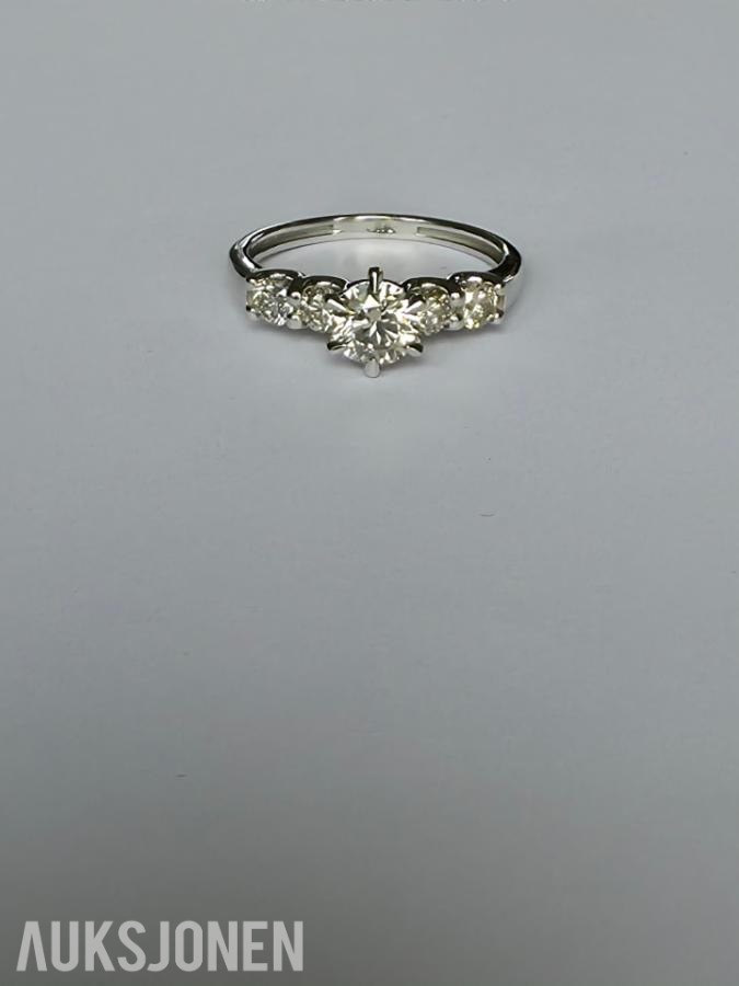 0.86CT DIAMANTRING I 14K GULL. NATURLIGE DIAMANTER! TAKSTBREV OG SERTIFIKAT!