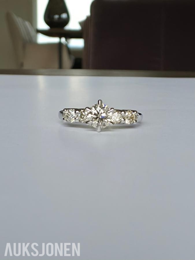 0.86CT DIAMANTRING I 14K GULL. NATURLIGE DIAMANTER! TAKSTBREV OG SERTIFIKAT!