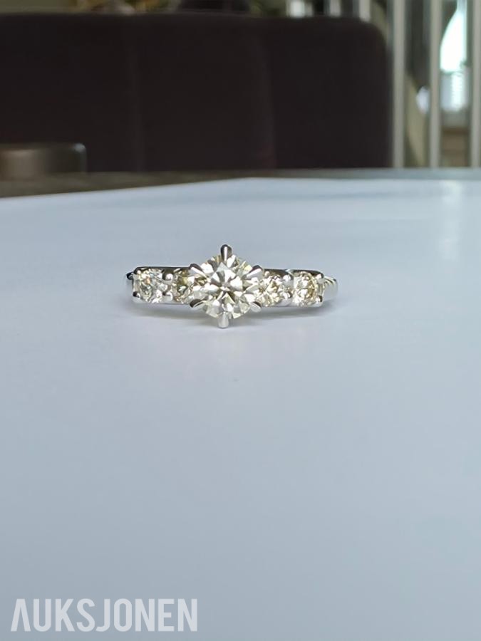 0.86CT DIAMANTRING I 14K GULL. NATURLIGE DIAMANTER! TAKSTBREV OG SERTIFIKAT!