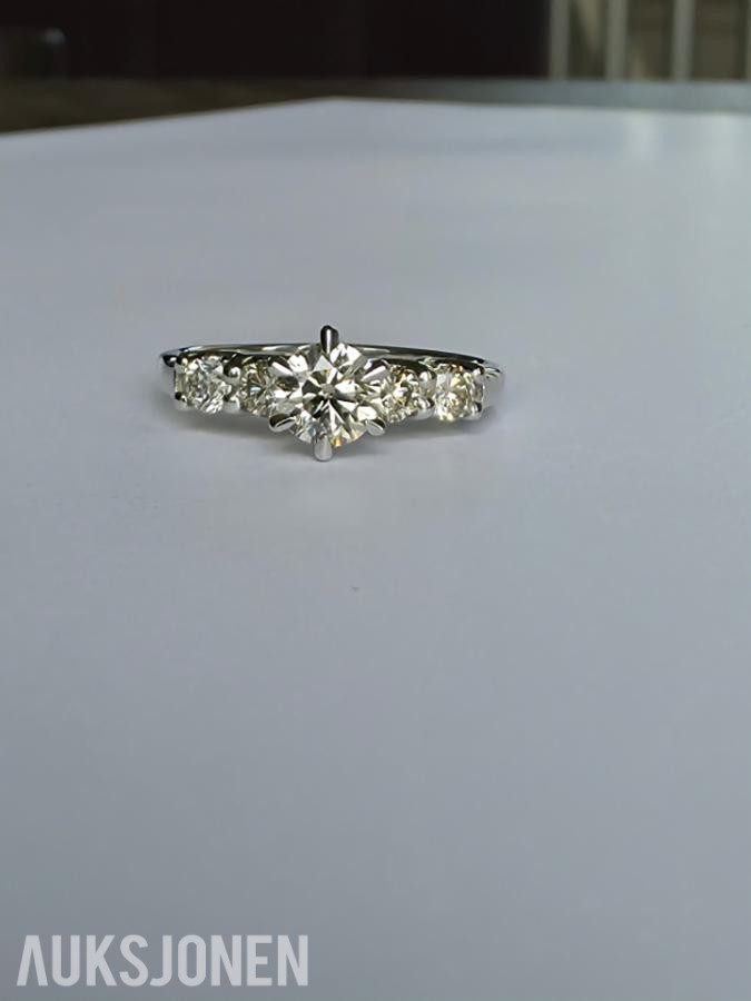 0.86CT DIAMANTRING I 14K GULL. NATURLIGE DIAMANTER! TAKSTBREV OG SERTIFIKAT!