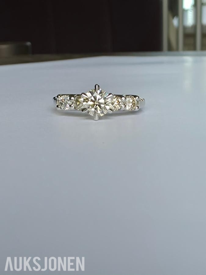 0.86CT DIAMANTRING I 14K GULL. NATURLIGE DIAMANTER! TAKSTBREV OG SERTIFIKAT!