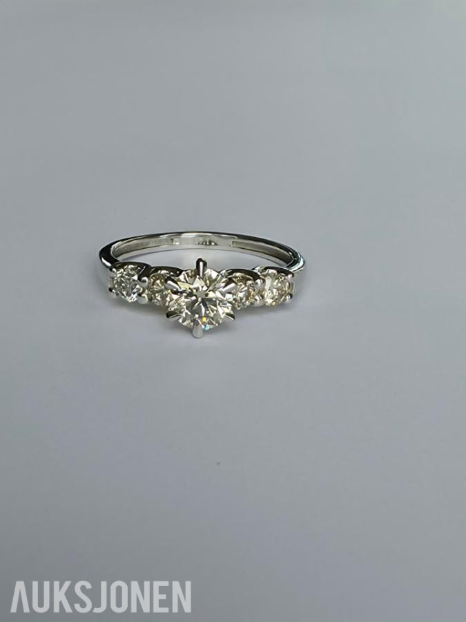 0.86CT DIAMANTRING I 14K GULL. NATURLIGE DIAMANTER! TAKSTBREV OG SERTIFIKAT!