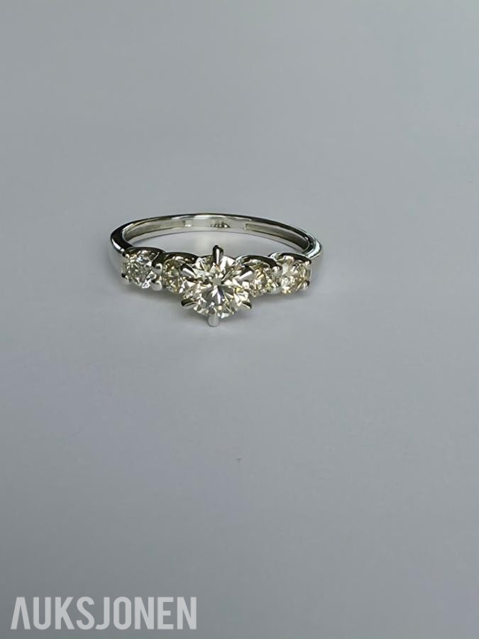 0.86CT DIAMANTRING I 14K GULL. NATURLIGE DIAMANTER! TAKSTBREV OG SERTIFIKAT!