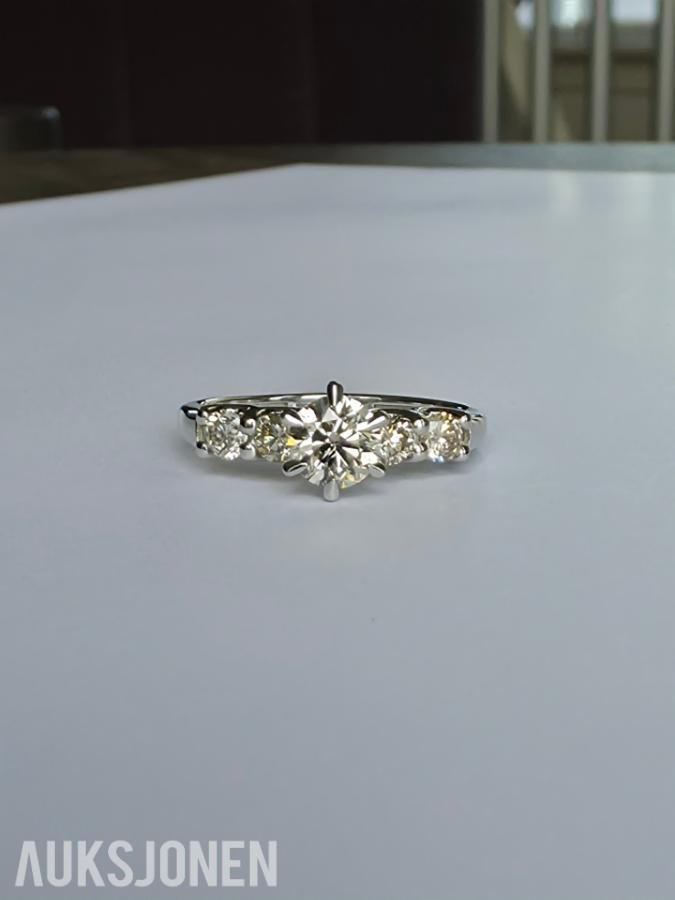 0.86CT DIAMANTRING I 14K GULL. NATURLIGE DIAMANTER! TAKSTBREV OG SERTIFIKAT!