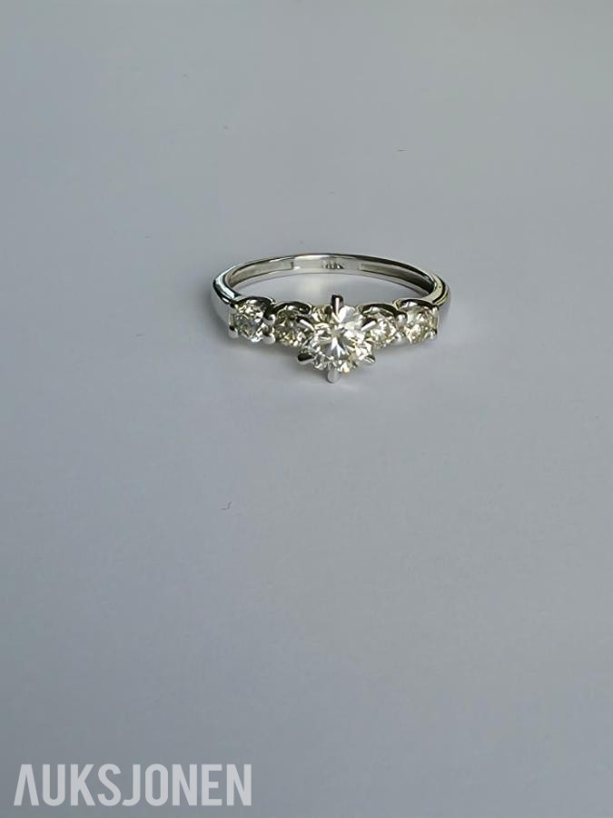 0.86CT DIAMANTRING I 14K GULL. NATURLIGE DIAMANTER! TAKSTBREV OG SERTIFIKAT!
