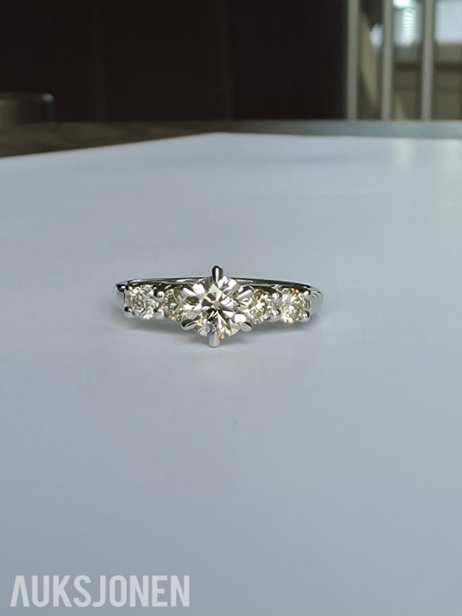 0.86CT DIAMANTRING I 14K GULL. NATURLIGE DIAMANTER! TAKSTBREV OG SERTIFIKAT!