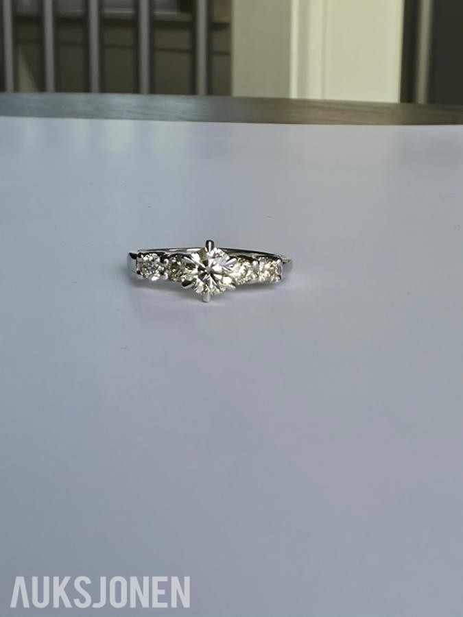 0.86CT DIAMANTRING I 14K GULL. NATURLIGE DIAMANTER! TAKSTBREV OG SERTIFIKAT!