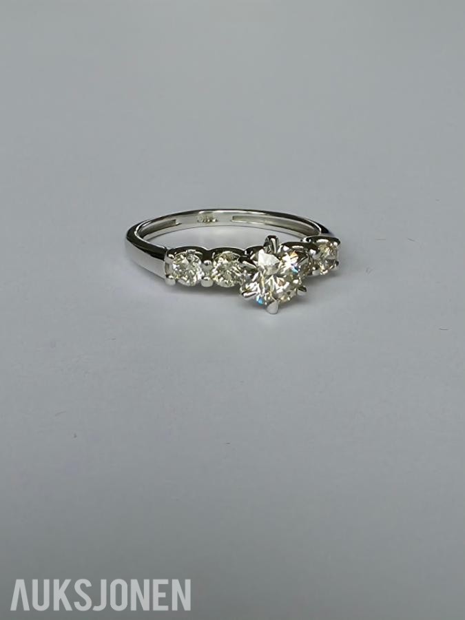 0.86CT DIAMANTRING I 14K GULL. NATURLIGE DIAMANTER! TAKSTBREV OG SERTIFIKAT!